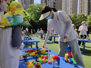 新乔百瑞景幼儿园第一届机器人主题大赛