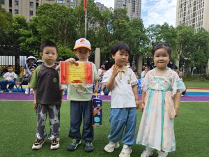 新乔百瑞景幼儿园第二届机器人主题大赛--我的游乐园