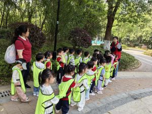 小二班：把春天装进瓶子里