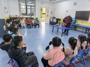 大二班精彩课堂：《有趣的静电》